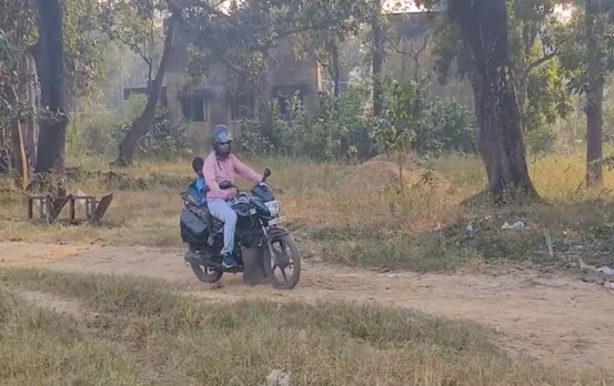 CG News: सरकारी शिक्षक ने उठाया छात्र की पढ़ाई का जिम्मा, किरण शंकर डेली शिवम को अपने साथ लाते और ले जाते हैं