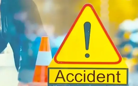 भोपाल में दर्दनाक सड़क हादसा: एयरपोर्ट रोड पर आपस में भिड़े 3 वाहन; तीन लोगों की गई जान, एक दर्जन घायल