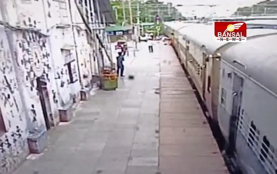 Bhopal News: चलती ट्रेन में चढ़ने के दौरान फिसला महिला यात्री का पैर, महिला कांस्टेबल ने ऐसे बचाई जान, देखें VIDEO