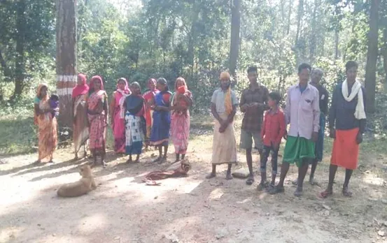 CG Election 2023: मतदान का जुनून, ग्रामीण पहाड़ से 8 किलोमीटर का सफर तय कर पहुंचे पोलिंग बूथ