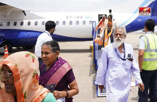 हवाई जहाज से प्रयागराज तीर्थ यात्रा कर भोपाल लौटे यात्री, कही यह बात