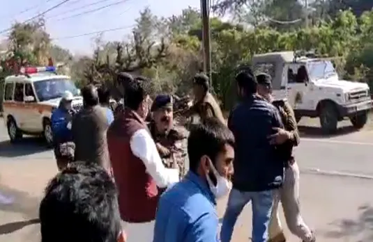 MP Breaking News: सीएम हाउस में कांग्रेस कार्यकर्ताओं ने मुख्यमंत्री के कारगेट को रोकने का किया प्रयास