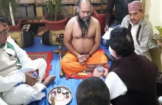 Mirchi Baba: पूर्व मुख्यमंत्री कमलनाथ ने मिर्ची बाबा से मिलकर खत्म कराया अनशन