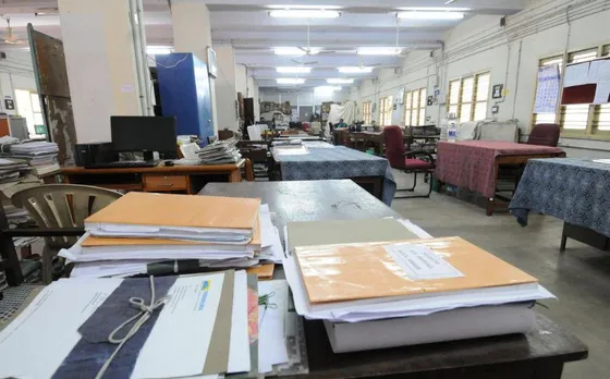 Central Government Employees Timing: सरकारी कर्मचारी को देर से ऑफिस जाना पड़ेगा महंगा! DoPT करेगा सख्त कार्रवाई