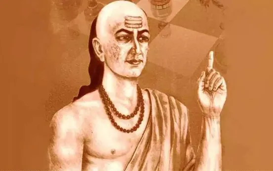 Chanakya Niti: चाणक्य की ये 4 बातें मान ली, तो संकट में भी रहेंगे हमेशा खुश