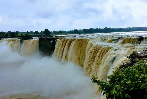 Chitrakot Waterfall: बारिश से बढ़ी चित्रकोट वॉटरफॉल की खूबसूरती, पर्यटकों की जुटी भीड़