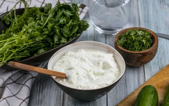 Curd in Rainy Season: क्या बरसात के मौसम में दही खाना है सही ? जानिए मानसून में दही खाने के फायदे-नुकसान