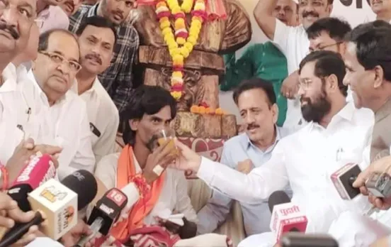 Maratha Reservation: भूख हड़ताल पर बैठे मनोज जरांगे का अनशन खत्म, CM शिंदे ने अपने हाथों से पिलाया जूस