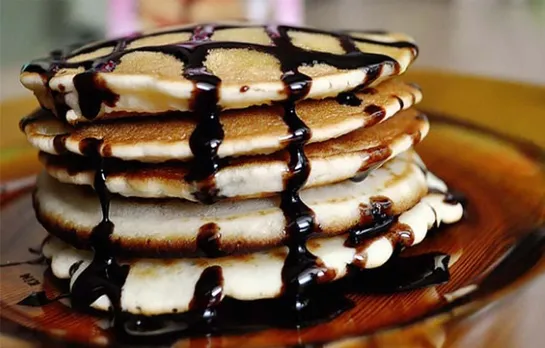 Eggless Banana Pancake Recipe: इस दिवाली घर पर ही बनाएं बच्चों के लिए पैनकेक, यहाँ पढ़ें पूरी रेसिपी