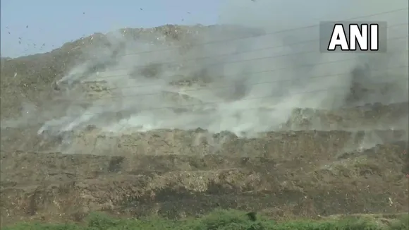 Delhi: गाजीपुर लैंडफिल साइट पर आज भी नजर आया धुंआ, साइट से तस्वीरें हुई वायरल