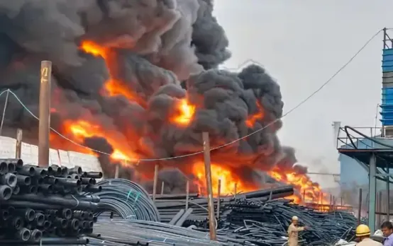 पीथमपुर की पाइप फैक्ट्री में लगी भीषण आग: दमकल की 12 से ज्यादा गाड़ियां बुझाने में जुटीं, 10 किमी दूर तक दिख रहा धुआं
