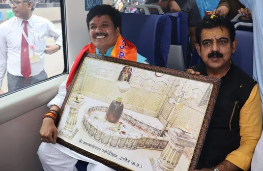 Indore Vande Bharat Train: बाबा महाकाल को वंदे भारत ट्रेन में कराया सफर, यात्रियों ने लगाए नारे