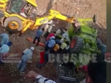 जबलपुर में पुलिया से गिरा हार्वेस्टर: हादसे में 3 लोगों की मौत