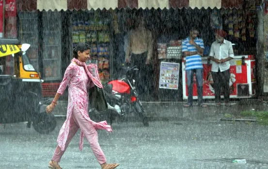 Jammu Kashmir Weather: बर्फबारी और बारिश ने दिलाई गर्मी से राहत, इन इलाकों में जमकर हुई बारिश