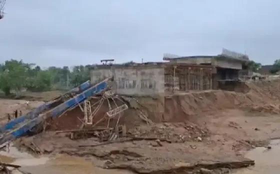 Arga River Bridge Collapsed: करीब 5 करोड़ में बना पुल ध्वस्त, झारखंड बॉर्डर पर हुआ हादसा; बारिश तक नहीं सह पाया ब्रिज