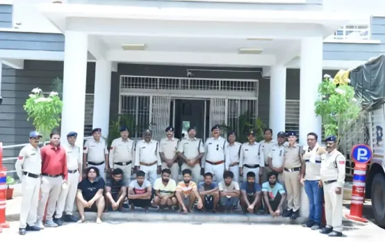 पुलिस के हत्थे चढ़े गो तस्कर: ट्रकों में तिरपाल से ढंककर ले जा रहे थे महाराष्ट्र, 9 आरोपी गिरफ्तार