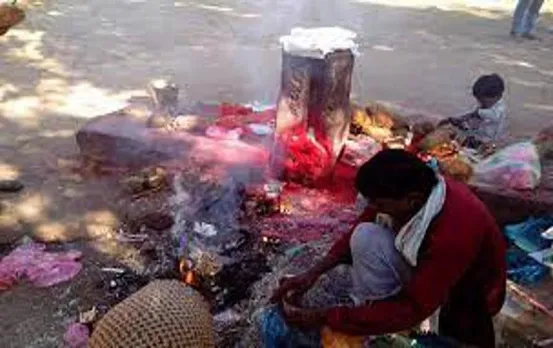 Khopa Dham Surajpur: इस गांव में देवता नहीं दानव की होती है पूजा, अर्जी लगाकर प्रत्याशी भी कर रहे जीत की आस