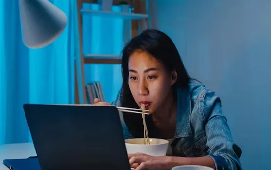 Late Night Snacks: क्या आपको भी रात में होता है कुछ खाने का मन, इन हेल्दी चीजों से भूख को रखें शांत