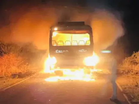 बैतूल में हादसा: मतदानकर्मियों को ला रही बस में लगी आग, 3 EVM जलकर खाक, इन केंद्रों पर 10 मई को दोबारा होगी वोटिंग