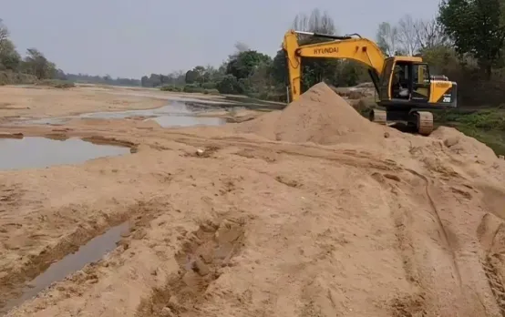 MP में अवैध खनन पर एक्शनः कई जिलों में डंपर-पोकलेन मशीनें जब्त, 200 FIR और 1.25 करोड़ का जुर्माना