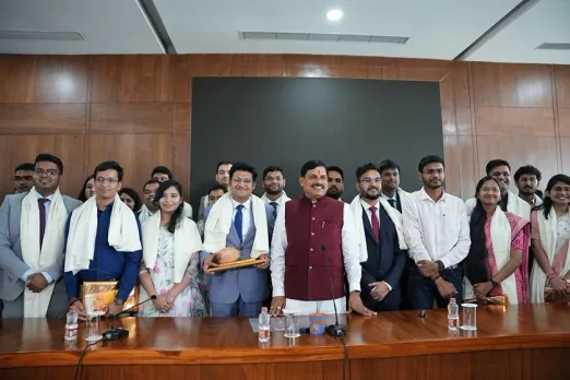 CM मोहन से मिलकर खिले UPSC टॉपर के चेहरे, पैरेंट्स के साथ CM हाउस में की मुलाकात!