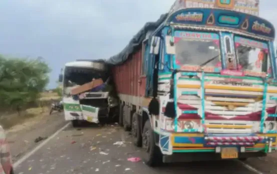 मंदसौर में भीषण हादसा: मतदानकर्मियों को लेकर लौट रही बस खड़े ट्रक से टकराई; होमगार्ड जवान की मौत, 9 घायल