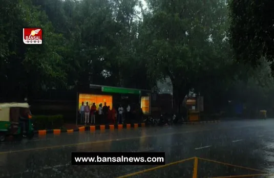 Delhi Weather Update: आज आसमान में बादल छाए रहने के साथ हल्की बारिश का अलर्ट, कितनी हुई बारिश