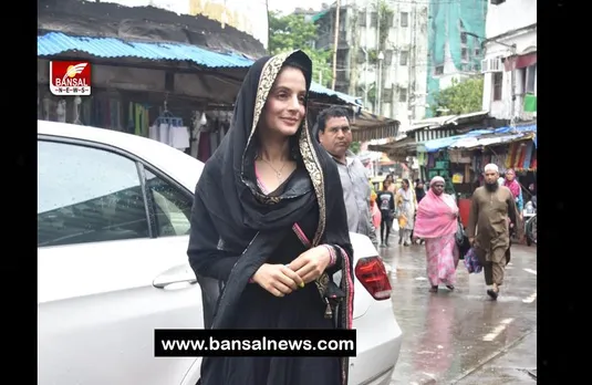 Ameesha Patel Mahim Dargah: सकीना पहुंची मुंबई की माहिम दरगाह, ट्रोलर्स बोल उठे- अब भक्त तुम्हारी फिल्म नहीं देखेंगे