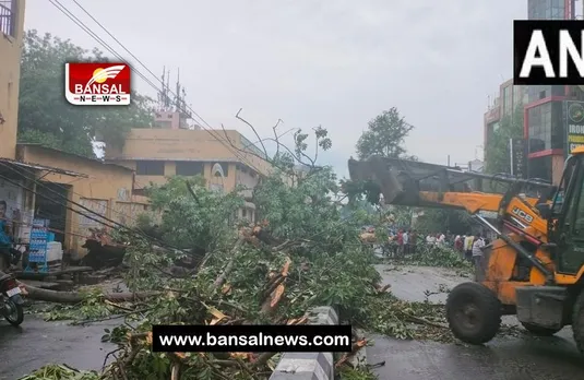 UttarPradesh Weather Update: तेज आंधी-तूफान आने से जनजीवन अस्त-व्यस्त, गिरे बिजली के खंभे