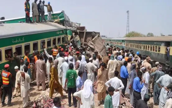 Pakistan News: पाकिस्तान में हुआ बड़ा रेल हादसा, 10 बोगियां पटरी से उतरीं; 15 की मौत