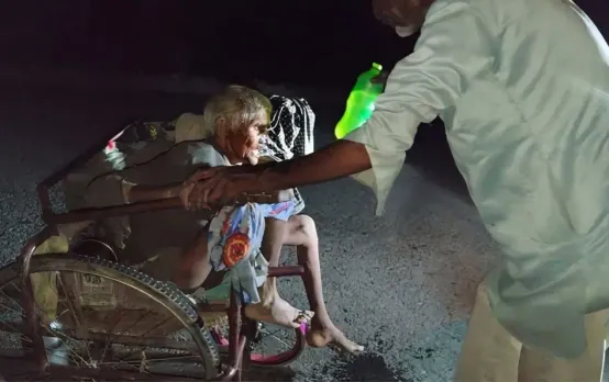 मानवता हुई शर्मसार: 90 साल की मां को नहीं मिली एंबुलेंस, बेटे ने व्हीलचेयर पर तय किया 30 KM लंबा सफर, फिर ऐसे बचाई जान