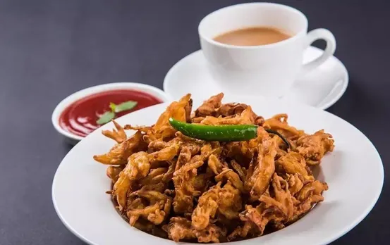 Pyaj Ke Pakode Recipe: सुबह चाय के साथ गर्मागर्म प्याज के पकोड़े का लुफ्त उठाएं, यहां है बनाने की विधि