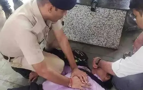 RPF Constable: कुर्ला स्टेशन पर अचानक बेहोश हुआ शख्स, आरपीएफ कांस्टेबल ने सीपीआर देकर बचाई जान