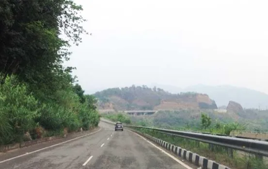 MP News:  बस की टक्कर से कार 35 फीट गहरी खाई में गिरी, आईआईटी प्रोफेसर का परिवार था सवार