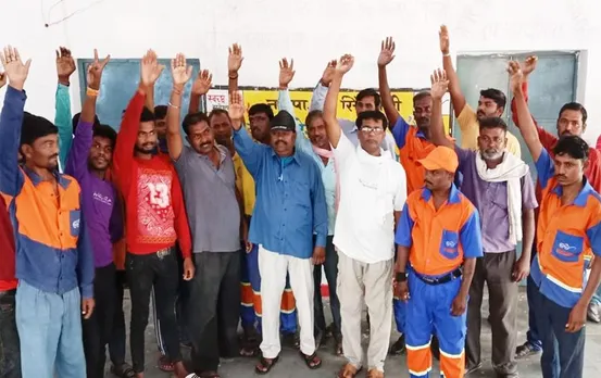 MP News: कटनी में लगा गंदगी का अंबार, काम छोड़ अनिश्चितकालीन धरने पर बैठे सफाईकर्मी, जानें पूरी खबर