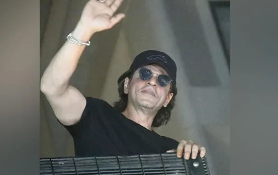 Shah Rukh Khan Birthday: 58 साल के हुए बॉलीवुड के किंग शाहरूख खान, मन्नत के बाहर फैंस की किया अभिवादन
