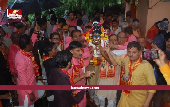 भारी बारिश के बीच महादेव की भक्ति में डूबे रहे भक्त, निकली शाही सवारी