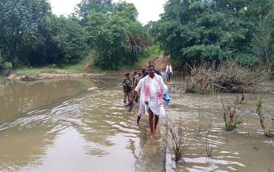 Chhattisgarh News: 30 साल पुराना कर्ज चुकाने कोर्रापाड़ गांव पहुंचे मंत्री लखमा, पैदाल पार किया नाला