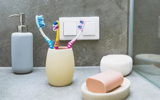 Janna Jaruri Hai: आखिर क्यों टूथब्रश के लिए सुरक्षित नहीं हैं बाथरूम, जानिए इसकी वजह