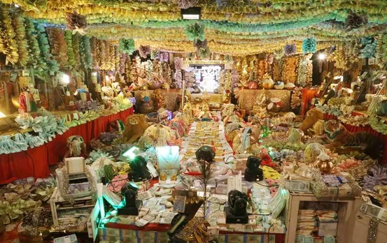 Mahalaxmi Temple Ratlam: MP का अनोखा मंदिर, जहां प्रसाद में मिलते हैं सोने-चांदी के आभूषण