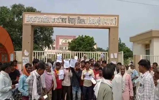 MP News: खाद न मिलने से परेशान किसानों का चक्का जाम, मण्डीदीप के ग्रामीणों ने किया चुनाव का बहिष्कार