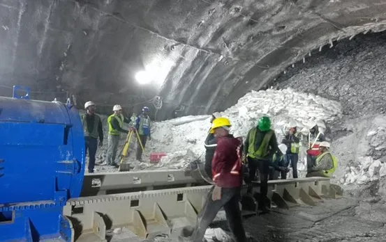 Uttarkashi Tunnel Rescue: मलबे में दबी है 40 जानें, जल्द ही शुरू की जाएगी दोबारा ड्रिलिंग