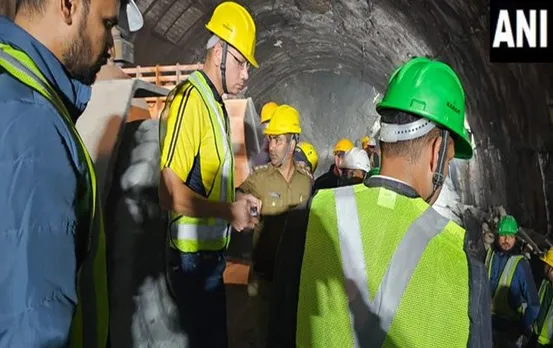 Uttarkashi Tunnel Rescue: सुरंग में फंसे श्रमिकों को निकालने का प्रयास जारी, पाइप डालने की प्रक्रिया शुरू