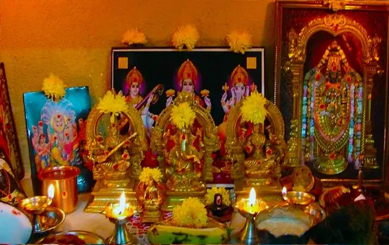 Vastu Tips: ऐसे भूलकर भी ना रखें भगवान की मूर्तियां, यहां जानिए पूजा घर से जुड़ी जरूरी बातें