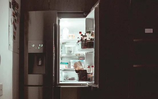 Vastu Tips for Fridge: भूल से भी फ्रिज में न रखें बासी खाना और दवाइयां, घर में बढ़ सकती हैं ये परेशानियां