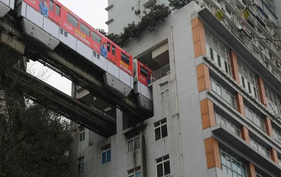 Viral Video: 19 मंजिला बिल्डिंग के बीच से होकर गुजर गई ट्रेन, सोशल मीडिया पर वायरल हुआ वीडियो