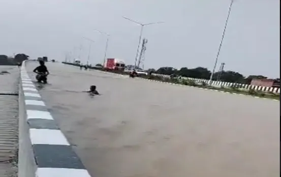 Viral Video: नदी में तब्दील हुआ नेशनल हाईवे, ग्रामीणों ने स्विमिंग पूल के लिए मजे, वीडियों वायरल
