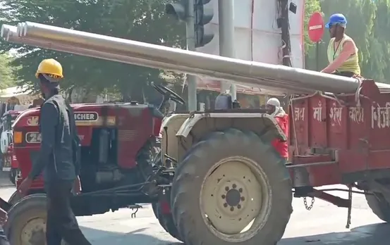 Viral Video Kanpur: बिना ड्राइवर के सड़क पर दौड़ा ट्रैक्टर, देखकर लोग हुए हैरान