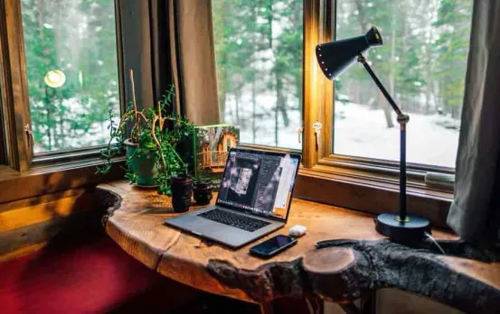 Work From Home: घर से काम करने वालों को चाहिए प्रमोशन और तरक्की, तो अपनाएं ये Vastu Tips