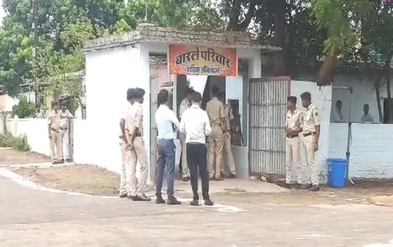 Amit Shah in Chhattisgarh: अमित शाह पहुंचे गायिका उषा बारले के घर, चखा छत्तीसगढ़ी व्यंजन का स्वाद